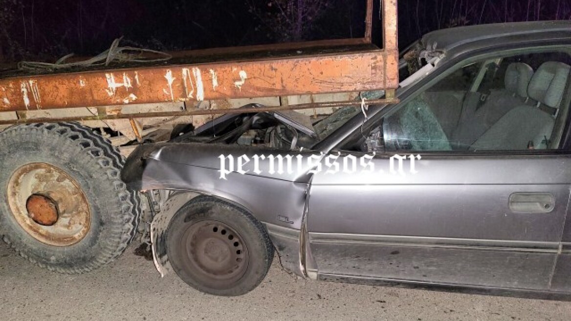 Αυτοκίνητο «καρφώθηκε» σε καρότσα τρακτέρ στην Αλίαρτο - Δείτε βίντεο και φωτογραφίες