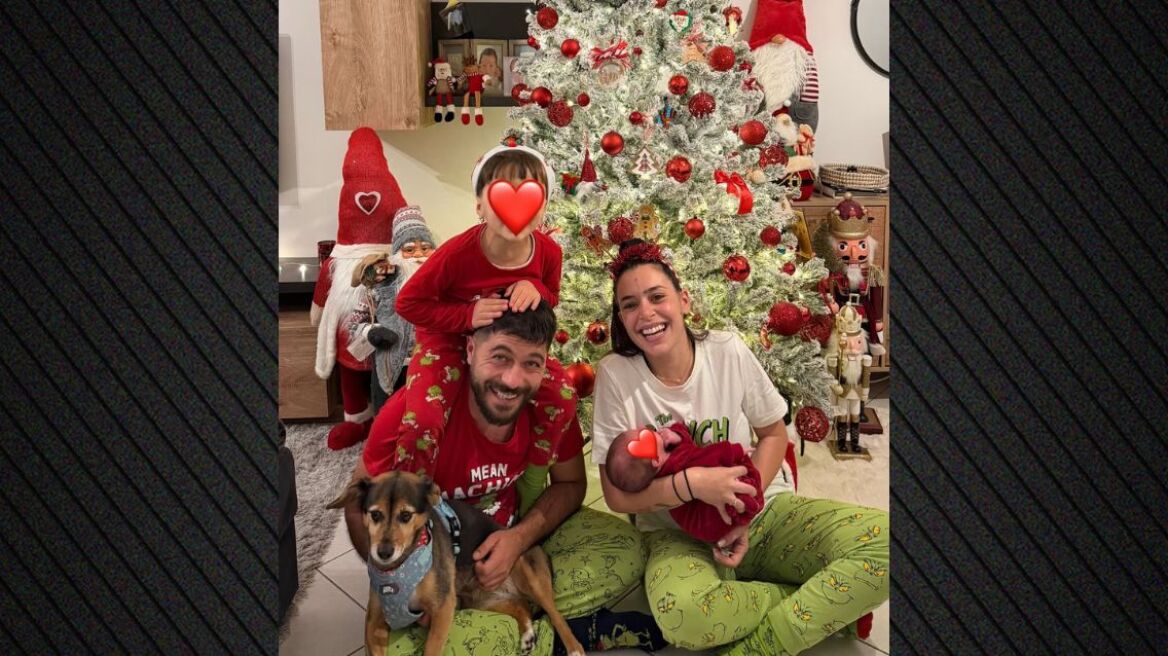 Ο Άρης Τσάπης και η σύζυγός του φωτογραφίζονται με τους γιους τους μπροστά στα χριστουγεννιάτικο δέντρο