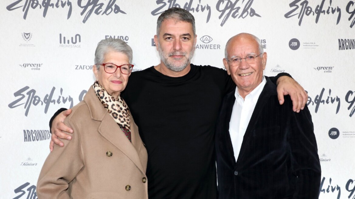 Ο Βασίλης Μπισμπίκης αγκαλιά με τους γονείς του στην πρεμιέρα της νέας του ταινίας 