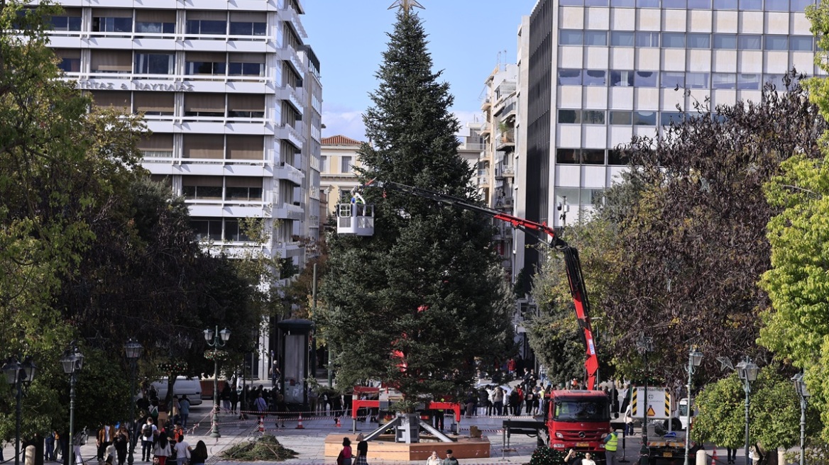 H Αθήνα φορά τα γιορτινά της: Θα φωταγωγηθεί αύριο το χριστουγεννιάτικο δέντρο στο Σύνταγμα