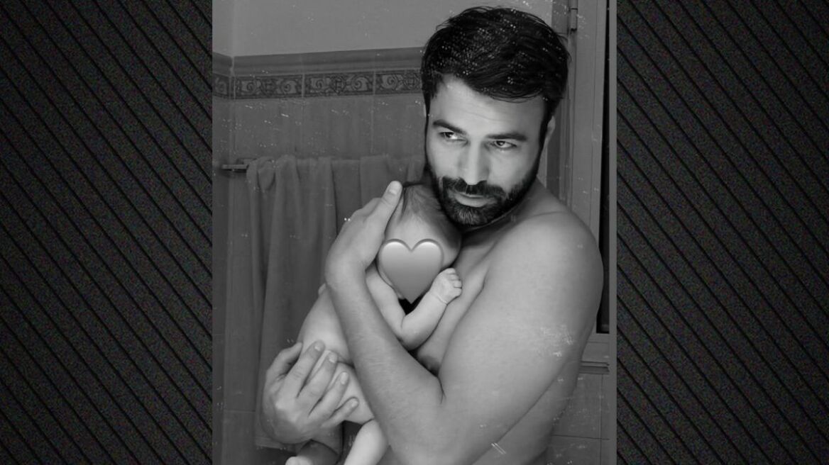 Ο Ανδρέας Γεωργίου ποζάρει αγκαλιά με την τριών μηνών κόρη του