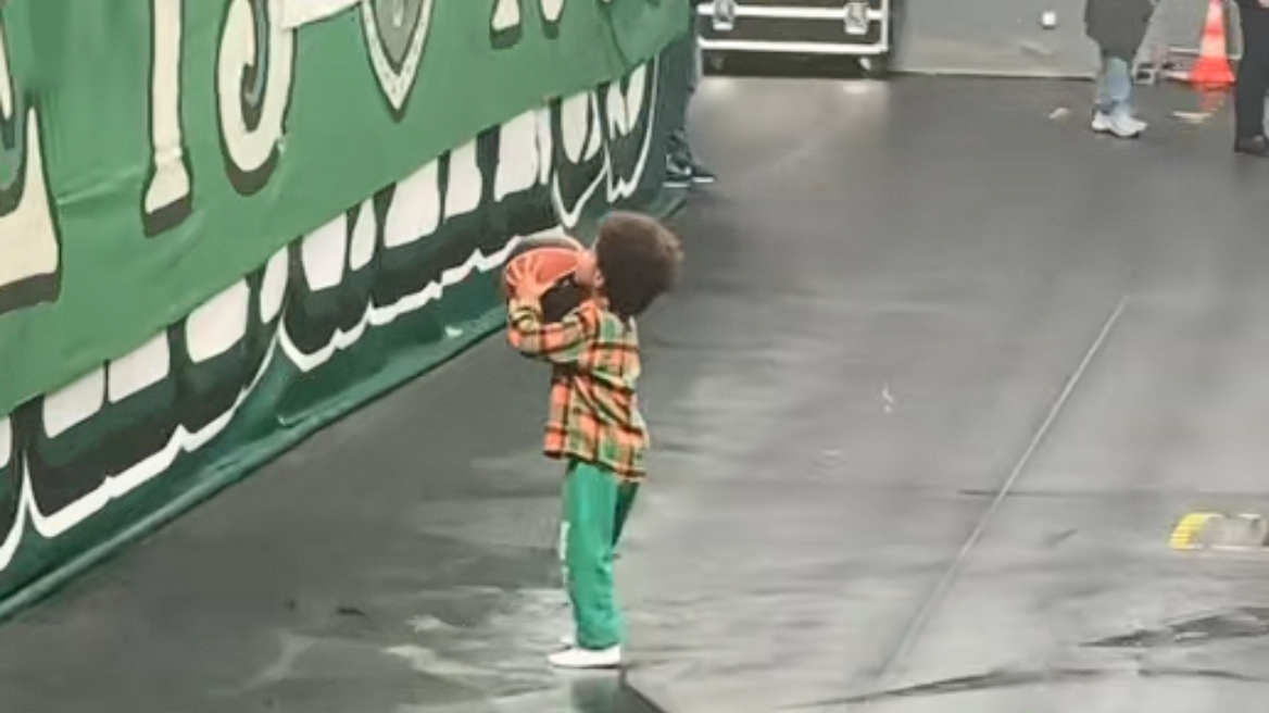 Ο γιος του Λεσόρ ξεσήκωσε τις εξέδρες, πήρε την μπάλα και... σούταρε σε οπαδούς - Δείτε βίντεο