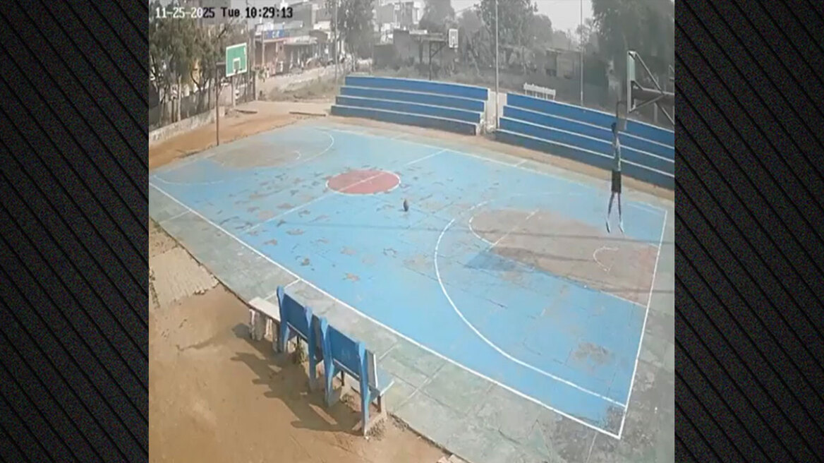 Τραγωδία στην Ινδία: 16χρονος πλακώθηκε από σκουριασμένη μπασκέτα μετά από κάρφωμα και πέθανε - Σκληρό βίντεο