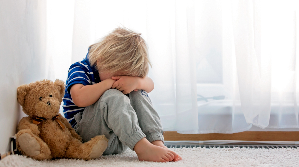 Φρίκη στην Αθήνα: 20χρονος ασελγούσε στους 2 και 4 ετών ανιψιούς του μαζί με τον σύντροφό του 