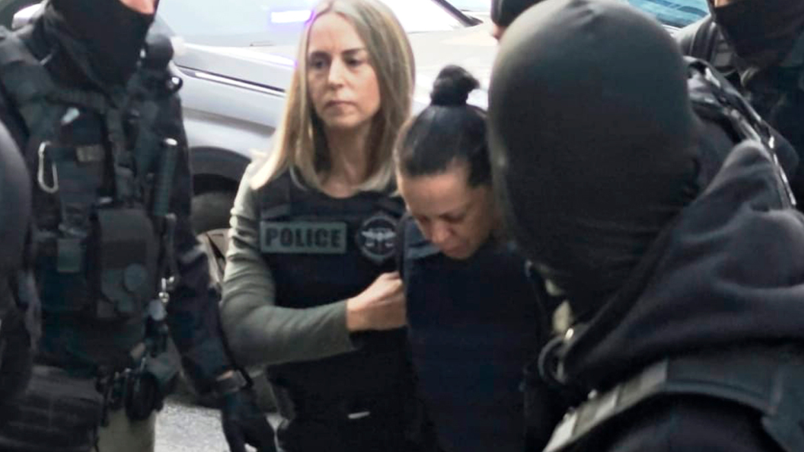 Προθεσμία για να απολογηθεί πήρε η 46χρονη που σκότωσε την πεθερά της στη Σαλαμίνα - Ο σύζυγός της επισκέφτηκε ψυχίατρο για υποστήριξη