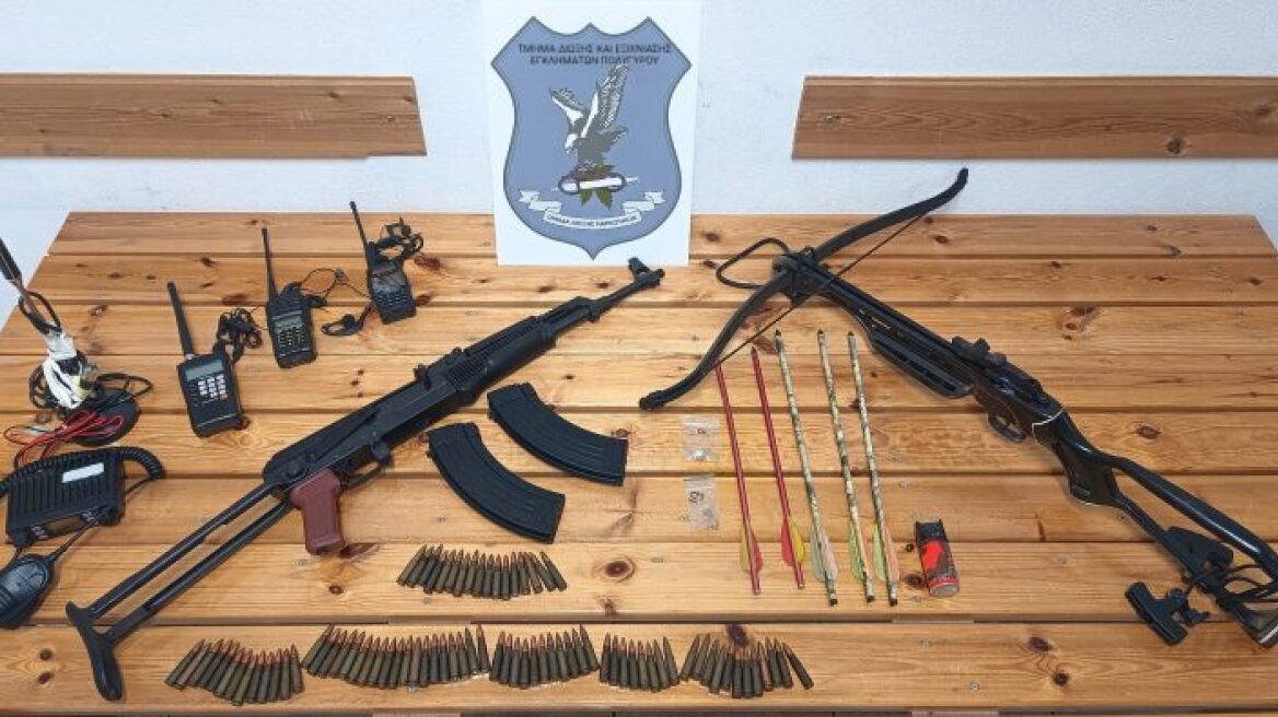 Θεσσαλονίκη: Συνελήφθησαν πατέρας και γιος με καλάσνινοφ, βαλλίστρα και σπρέι πιπεριού