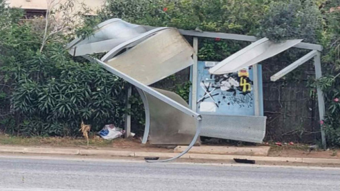 Τροχαίο στη Λ. Αθηνών Σουνίου - Διαλύθηκε στάση λεωφορείου
