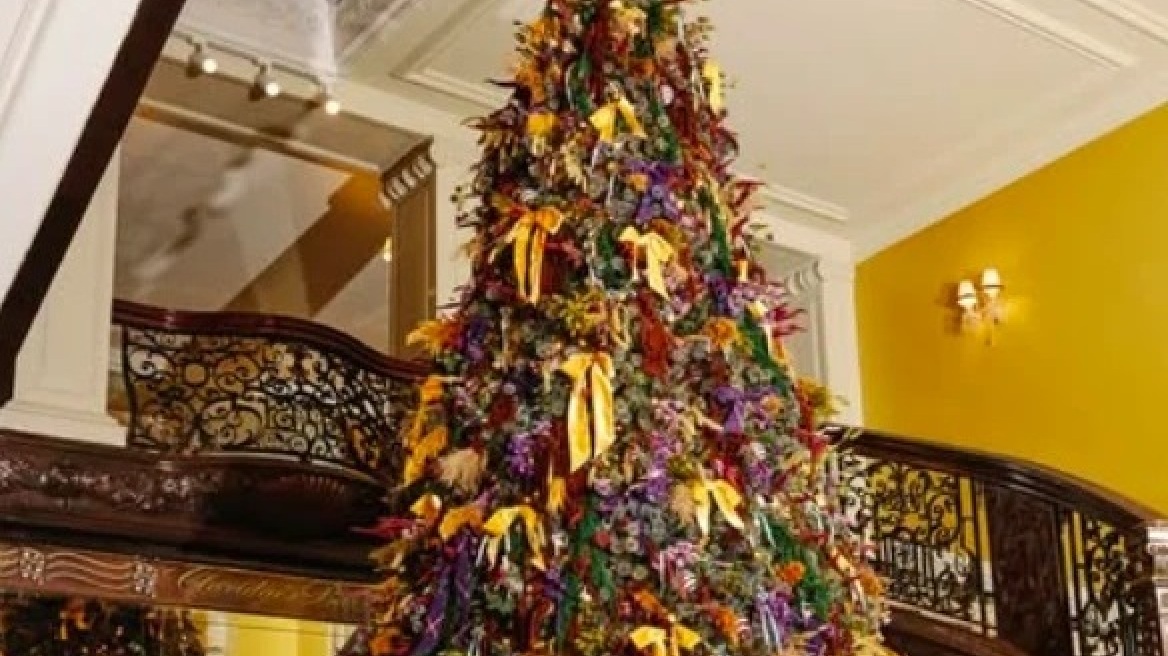  Ο οίκος που σχεδίασε το χριστουγεννιάτικο δέντρο σε ένα από τα πιο εμβληματικά ξενοδοχεία του Λονδίνου