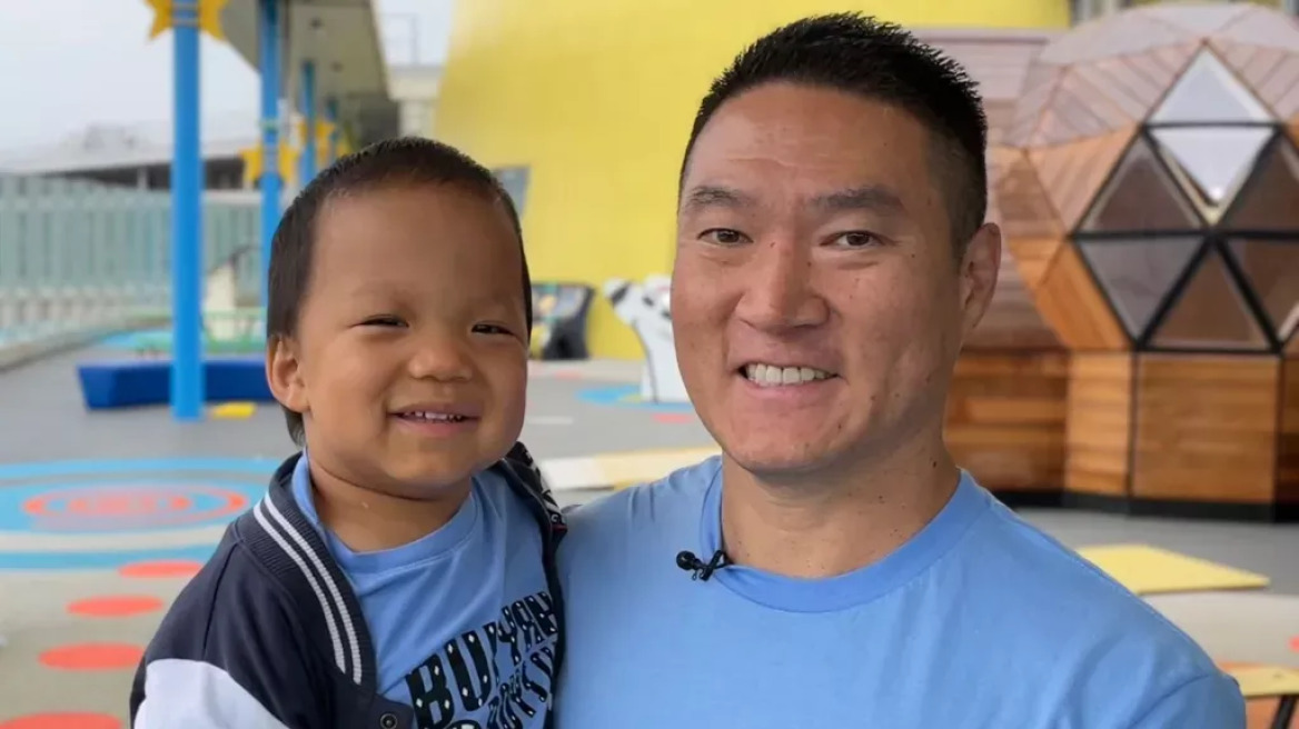 Ο 3χρονος Όλιβερ είναι το πρώτο αγόρι στον κόσμο που «νικά» σπάνιο σύνδρομο με γονιδιακή θεραπεία
