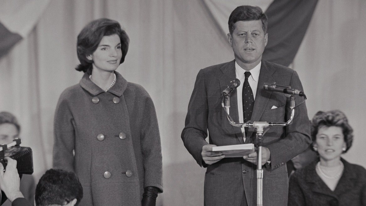 Το λιλά παλτό της Τζάκι Κένεντι από τη νύχτα των εκλογών του 1960 βγαίνει σε δημοπρασία από τον οίκο Sotheby’s
