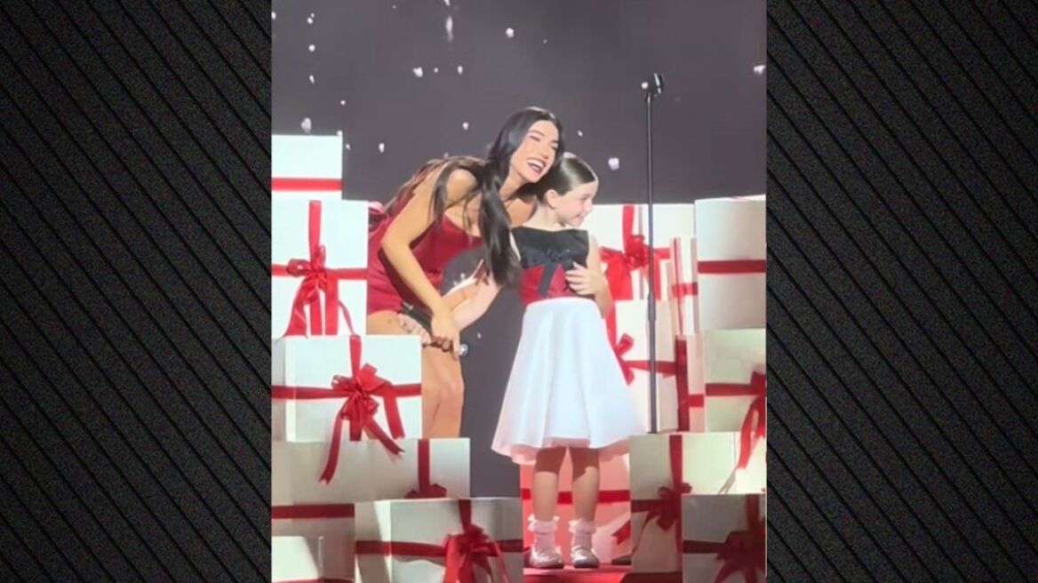 Βίντεο: Η Ήβη Αδάμου ανέβασε στη σκηνή του MadWalk την κόρη της - Χαμογελούσε και κρατούσε το χέρι της μαμάς της