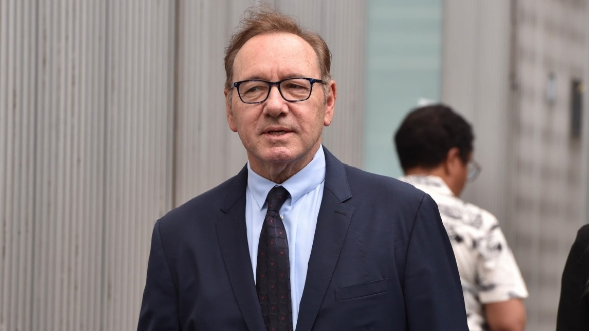 Ξανά στο δικαστήριο ο Κέβιν Σπέισι - Τρεις άνδρες κατηγορούν τον ηθοποιό για σεξουαλική κακοποίηση