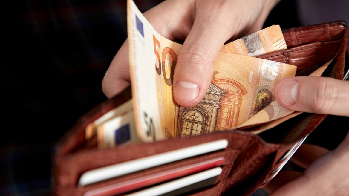 Έγινε η κλήρωση για τις προπληρωμένες κάρτες επιδομάτων: Από 1.000 ευρώ σε 8.500 κατόχους