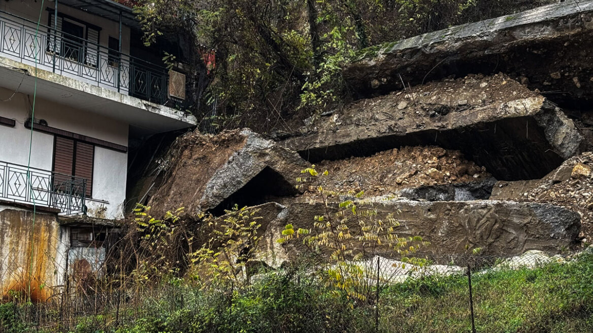 «Στον αέρα» σπίτια στα Τζουμέρκα μετά από κατολίσθηση - Προσπάθειες να ανακοπούν χείμαρροι πριν από τα χωριά - Δείτε φωτογραφίες 