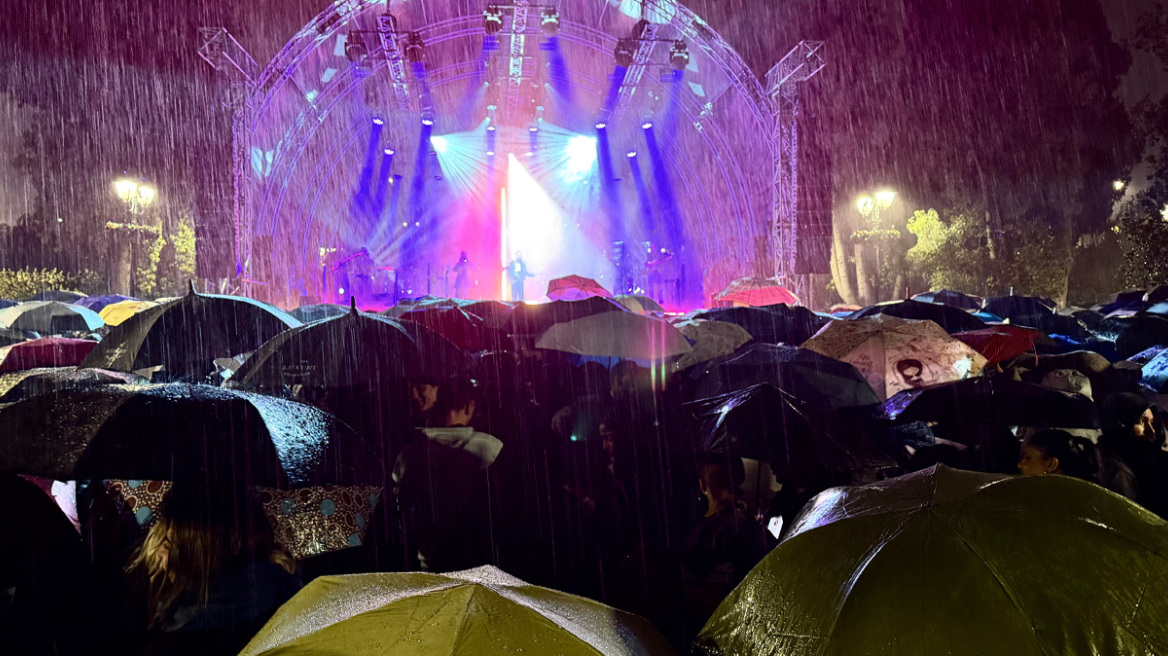 Αθηναίοι αψηφούν τη βροχή, με τις ομπρέλες στα χέρια περιμένουν τη φωταγώγηση του δέντρου στο Σύνταγμα – Δείτε βίντεο και φωτογραφίες