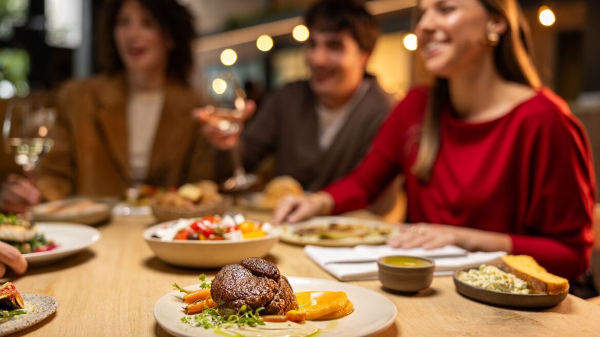 Ανακαλύπτουμε τις γεύσεις της Αθήνας μέσα από το Around the Table