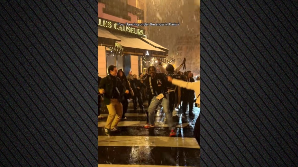 Κόσμος χορεύει στο χιονισμένο Παρίσι υπό τους ήχους του «All i want for Christmas is you» - Δείτε το viral βίντεο