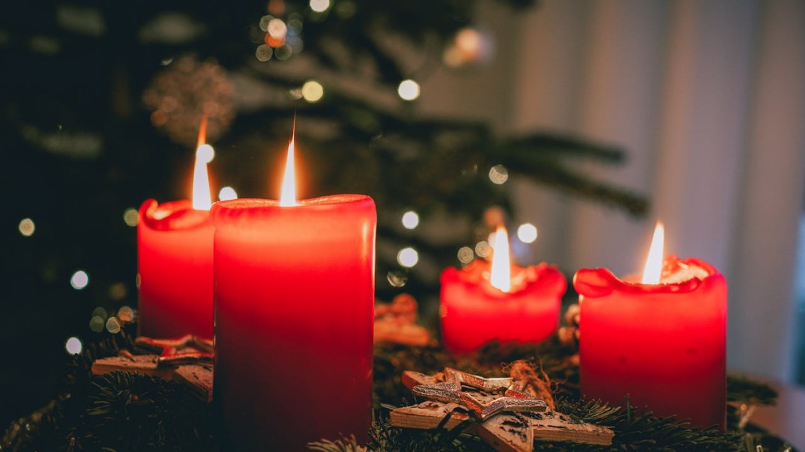 Πέντε κεριά που θα κάνουν το σπίτι να μυρίζει Χριστούγεννα
