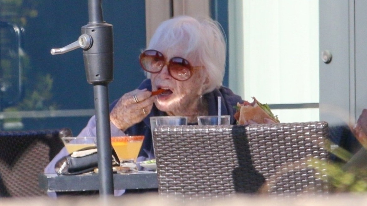 Σπάνια εμφάνιση της 91χρονης Σίρλεϊ ΜακΛέιν στο Μαλιμπού - Δείτε φωτογραφίες
