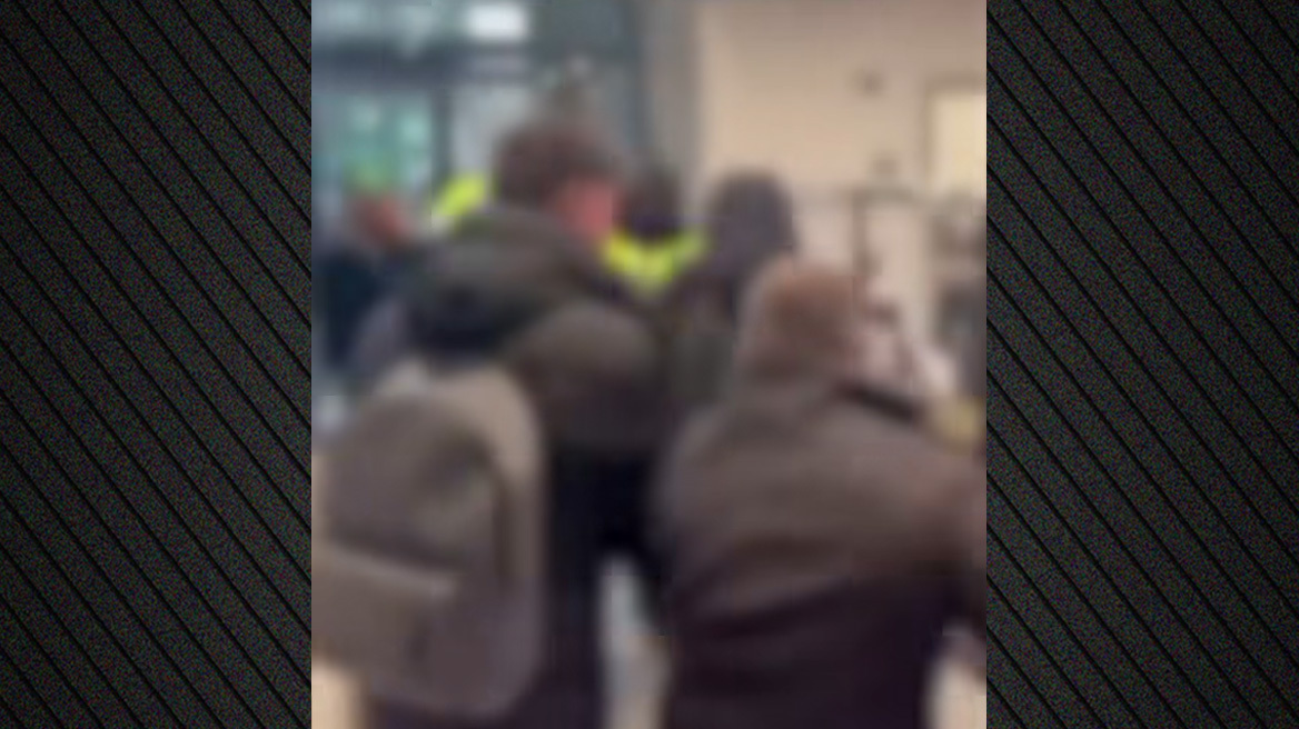 Δείτε βίντεο: Ομαδική... κλωτσοπατινάδα μεταξύ μαθητών σε βρετανικό κολλέγιο - «Ήταν πολύ τρομακτικό»