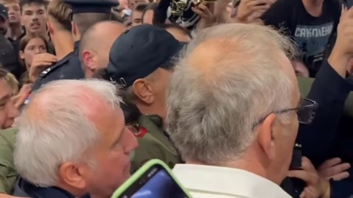 Έφτασε στο Βελιγράδι ο Ομπράντοβιτς, αποθεώθηκε από τον κόσμο, αλλά δεν είπε λέξη - Δείτε βίντεο