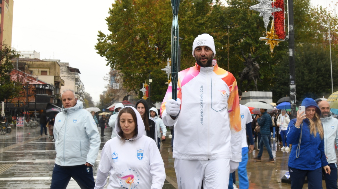 Μπουρούσης και  Ντρισμπιώτη έτρεξαν με την Ολυμπιακή Φλόγα στην Καρδίτσα - Βίντεο 