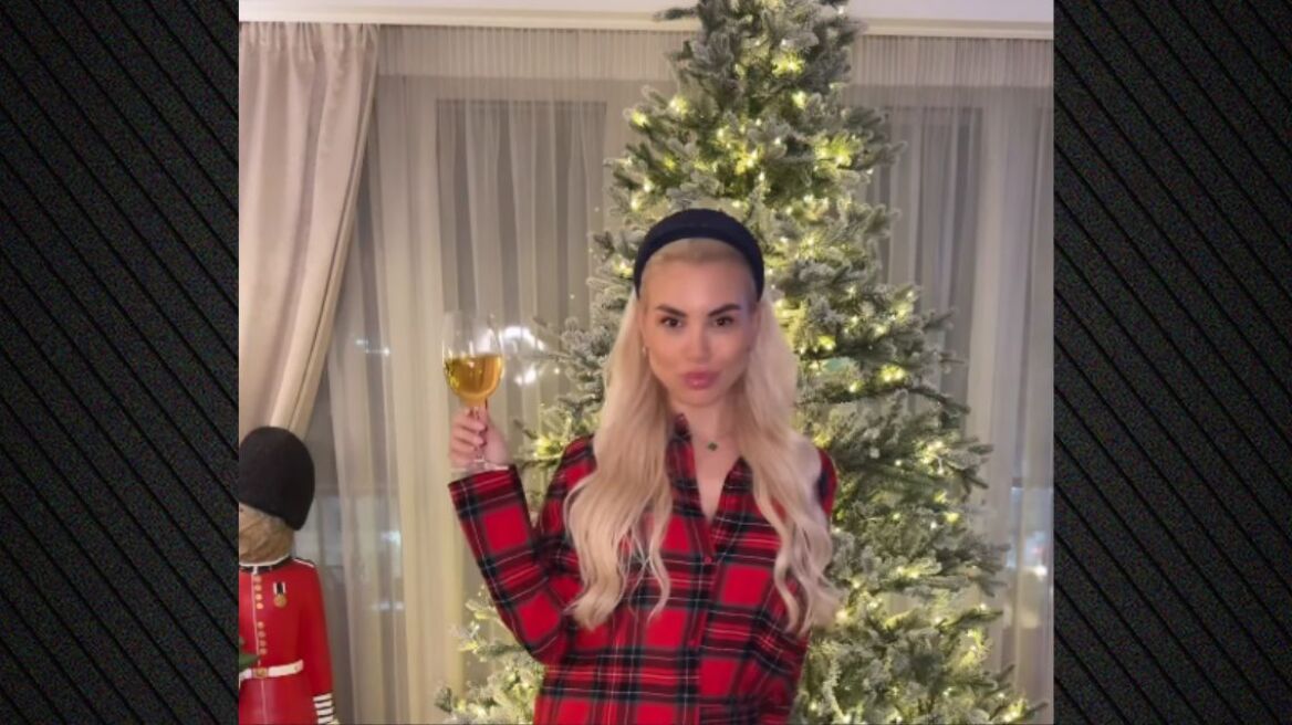 Η Αλεξάνδρα Παναγιώταρου στόλισε το χριστουγεννιάτικο δέντρο στο σπίτι της - Το βίντεο που δημοσίευσε