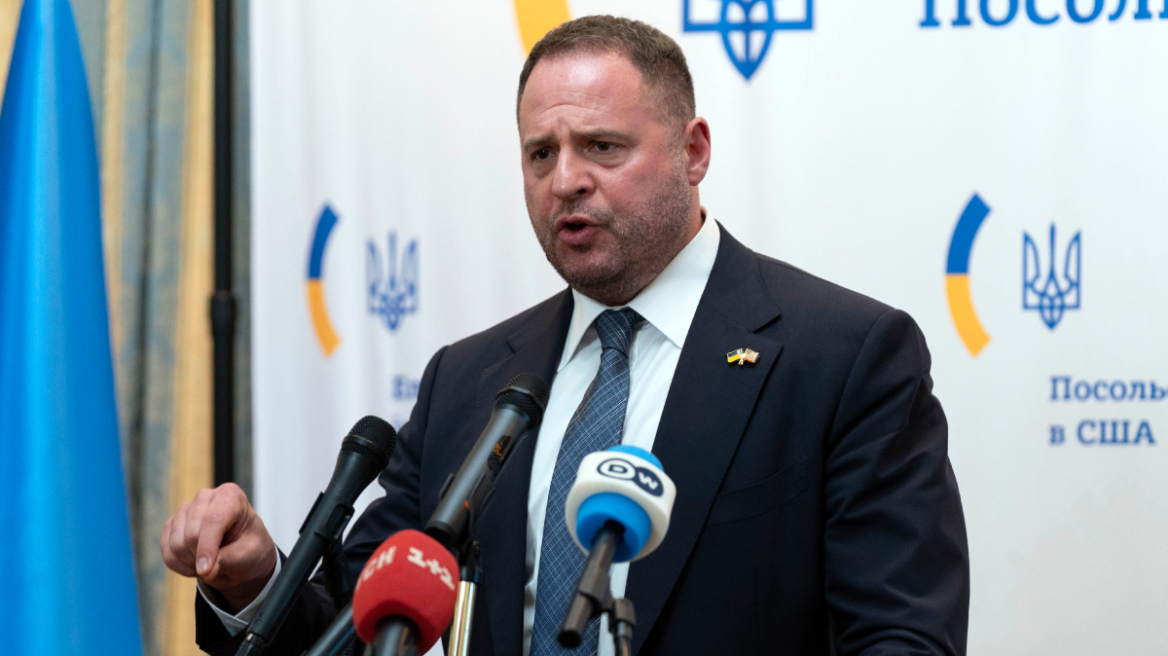 Η αιφνίδια παραίτηση Γέρμακ εν μέσω φημών για σκάνδαλα αφήνει τον Ζελένσκι «γυμνό» - Γνώριζε για το ειρηνευτικό σχέδιο που εξόργισε το Κίεβο;
