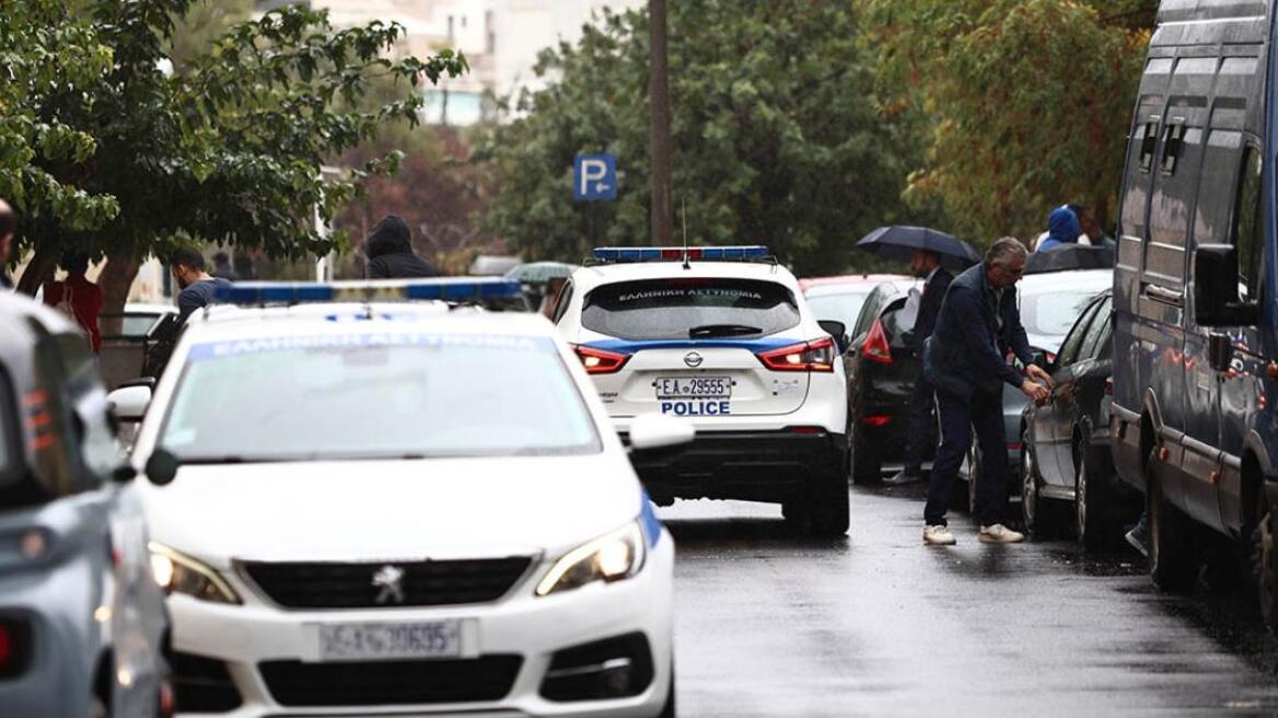 Τραγωδία στο Μενίδι: 60χρονος κάλεσε την αστυνομία και μετά αυτοκτόνησε με καραμπίνα
