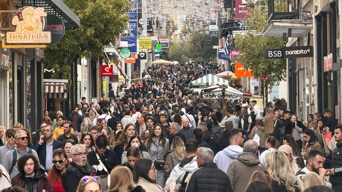 Μετά την κακοκαιρία οι καταναλωτές ξεχύθηκαν στα μαγαζιά λόγω Black Friday, ουρές στην Ερμού - Δείτε βίντεο και φωτογραφίες