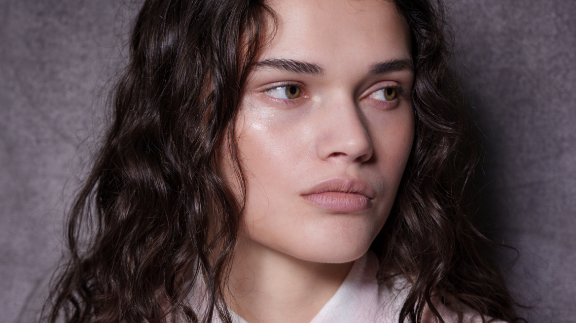 Ξηρή επιδερμίδα: Τρία tips για να βρείτε το ιδανικό foundation για εσάς
