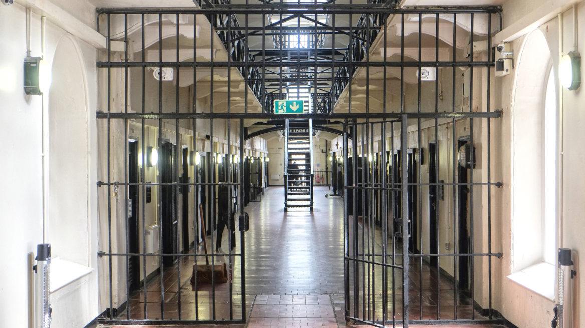 Εξαρθρώθηκε από την ΕΛΑΣ κύκλωμα που διακινούσε ναρκωτικά σε φυλακές, εμπλέκονται σωφρονιστικός υπάλληλος και έγκλειστοι