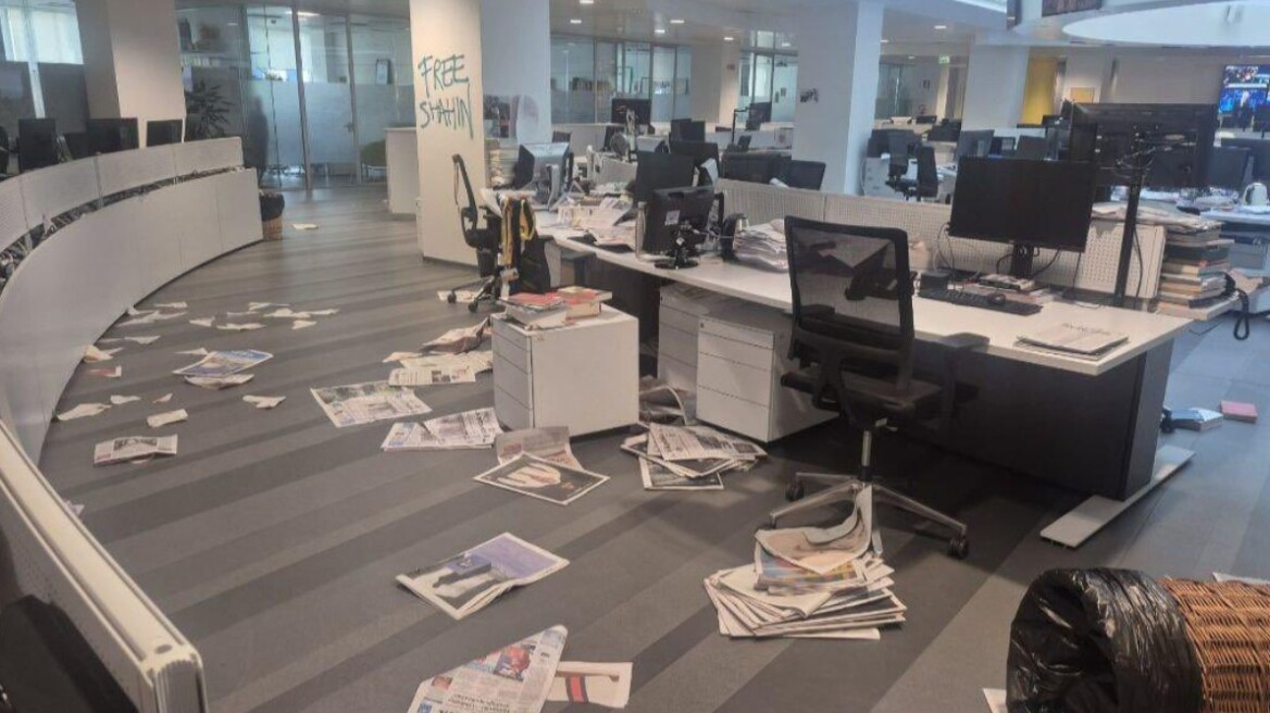 Διαδηλωτές εισέβαλαν στα γραφεία της εφημερίδας La Stampa και τα βανδάλισαν - Άφησαν... κοπριά έξω από την είσοδο (βίντεο)