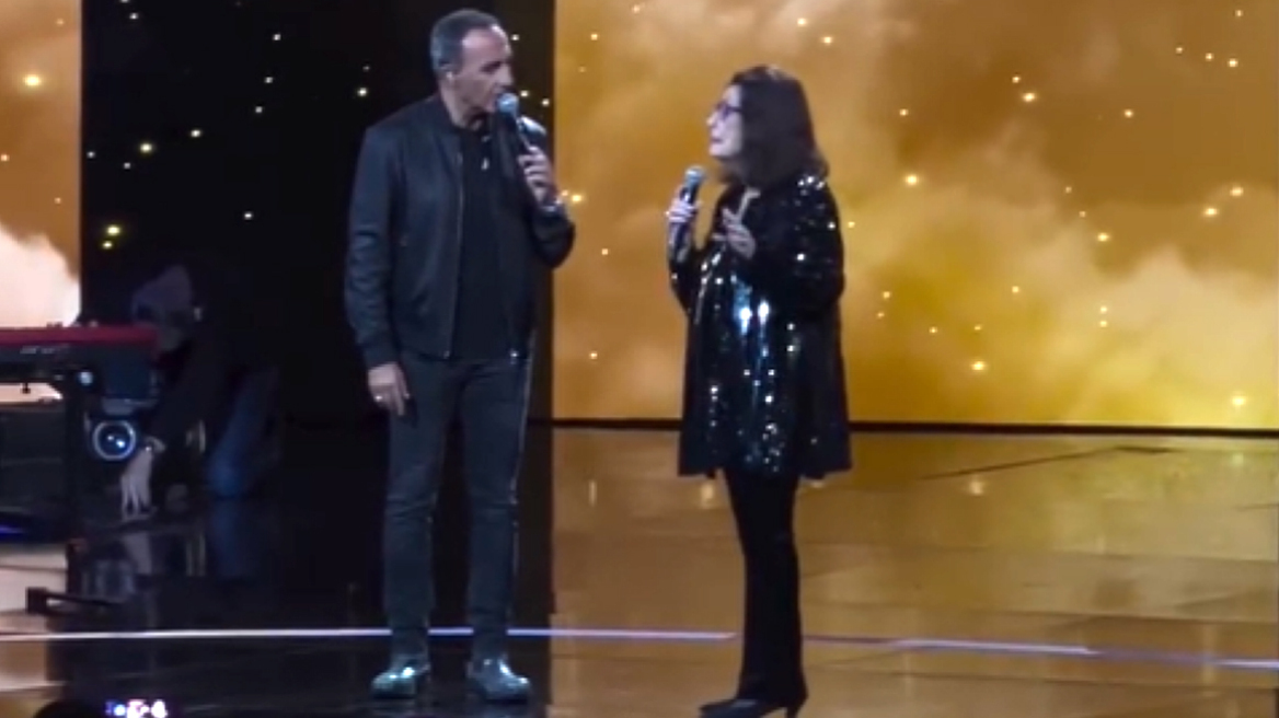 Η Νάνα Μούσχουρη τραγούδησε το «Χάρτινο το φεγγαράκι» με τον Νίκο Αλιάγα στη γαλλική τηλεόραση - Δείτε βίντεο