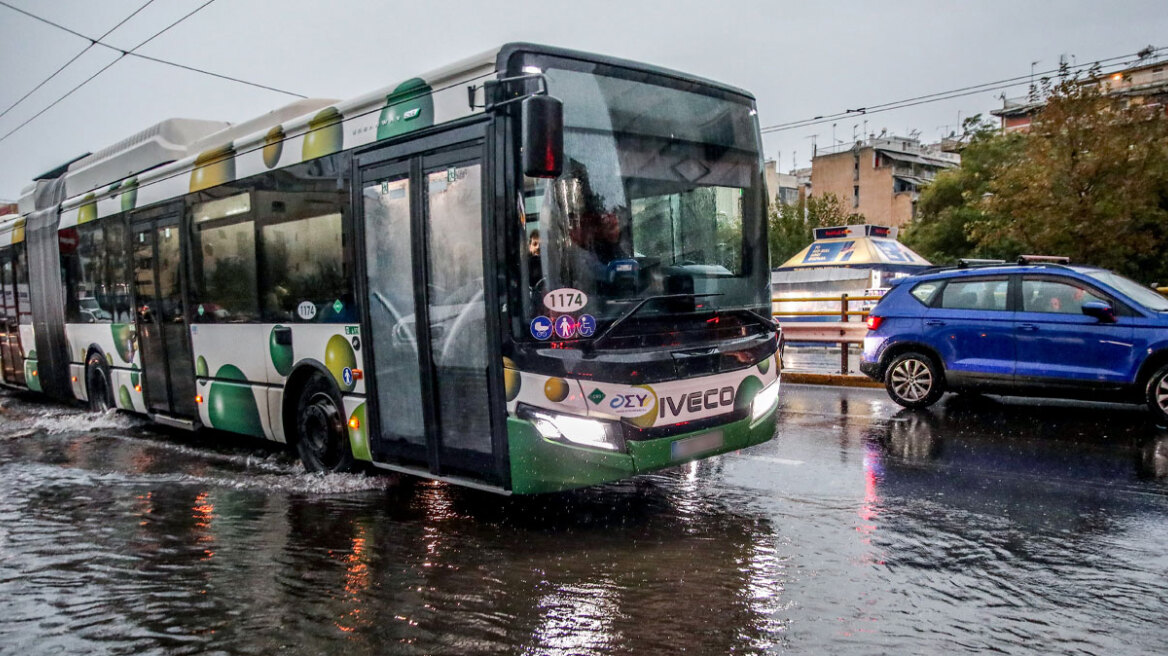 Live πώς θα κινηθεί η κακοκαιρία τις επόμενες ώρες, κλειστά σχολεία σε 11 δήμους σε όλη την Ελλάδα - Πού υπάρχουν προβλήματα