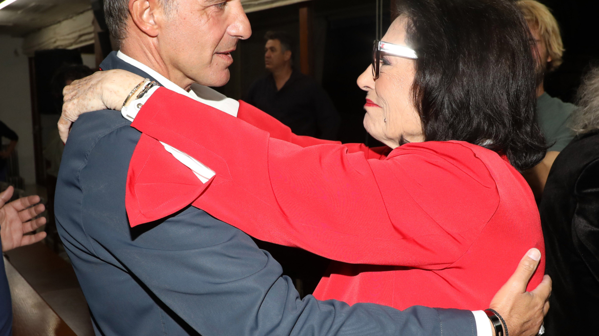 Η Νάνα Μούσχουρη, στα 92 της, τραγουδά με τον Νίκο Αλιάγα και συγκινεί το κοινό  