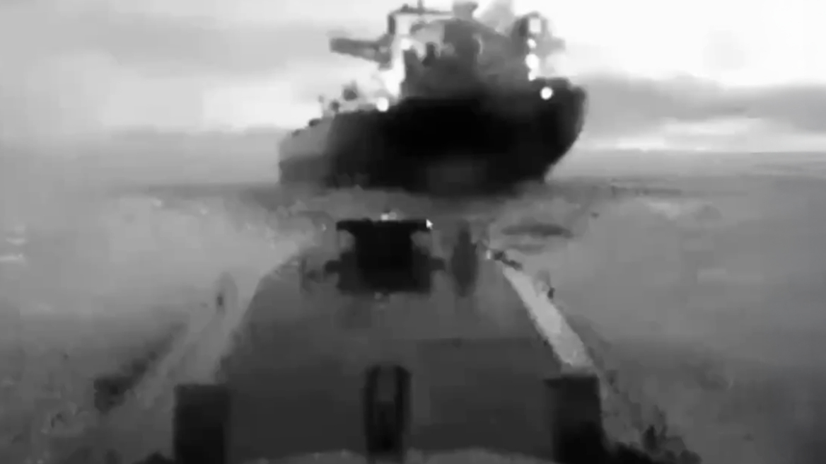 Ουκρανικά drones πίσω από τα πλήγματα στα δύο δεξαμενόπλοια του ρωσικού σκιώδους στόλου - Δείτε βίντεο από την επίθεση