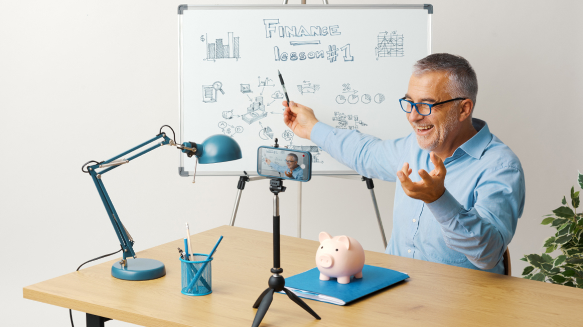 Ο πόλεμος των finfluencers στην Ελλάδα: Τι λένε, ποιοι τους ακολουθούν και τι φοβούνται οι Αρχές