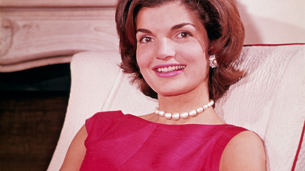 Το iconic μωβ παλτό της Jackie Kennedy βγαίνει σε δημοπρασία
