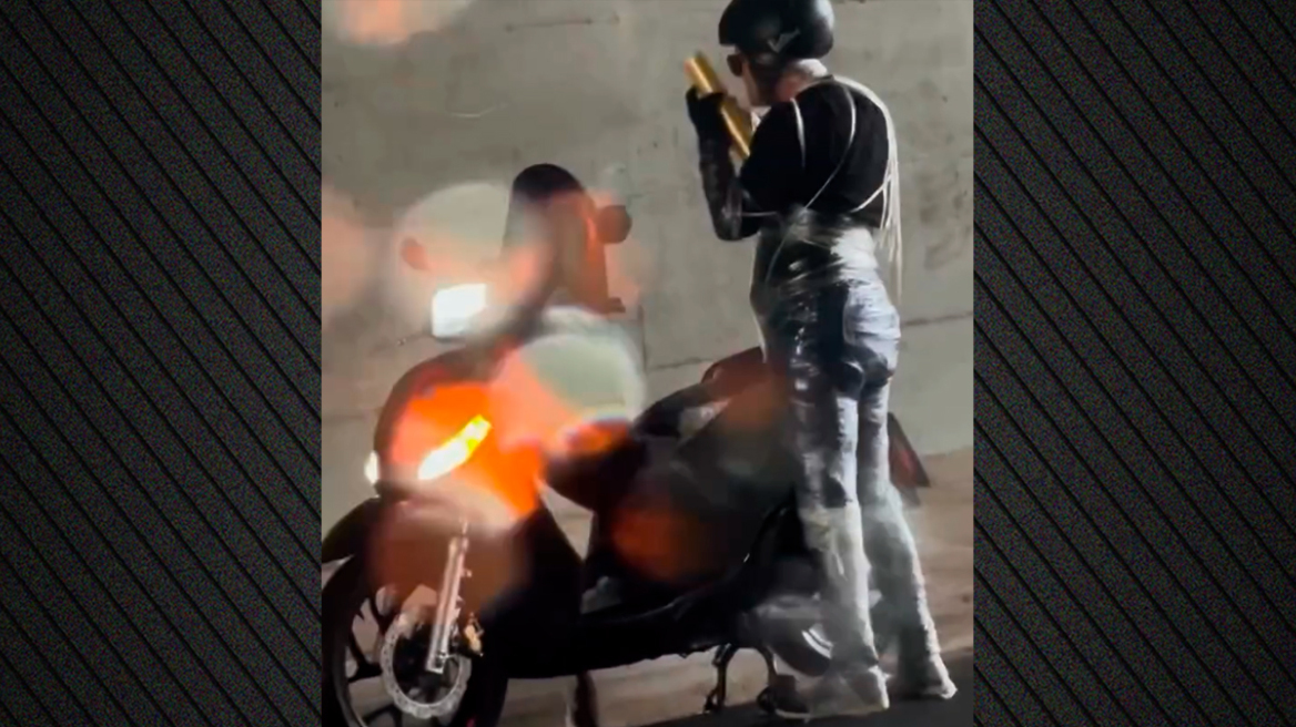 Οδηγός μηχανής στην Αθήνα τυλίχτηκε με μεμβράνη για να μη βραχεί