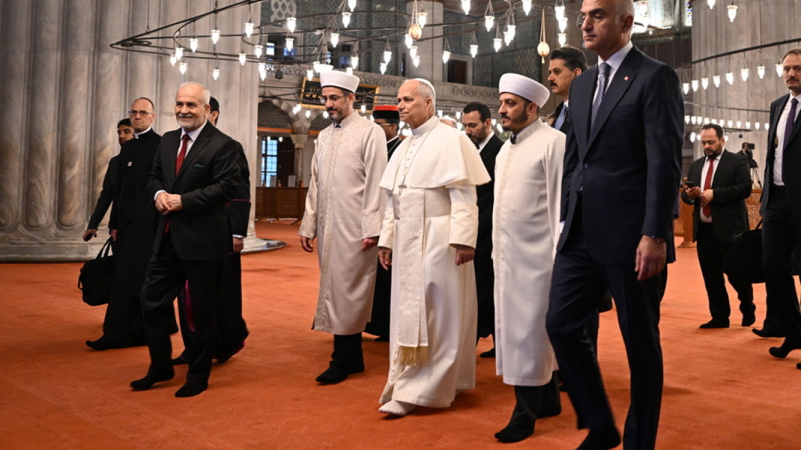 Ο Πάπας έβγαλε τα παπούτσια του, αλλά δεν προσευχήθηκε κατά την επίσκεψή του στο Μπλε Τζαμί της Κωνσταντινούπολης