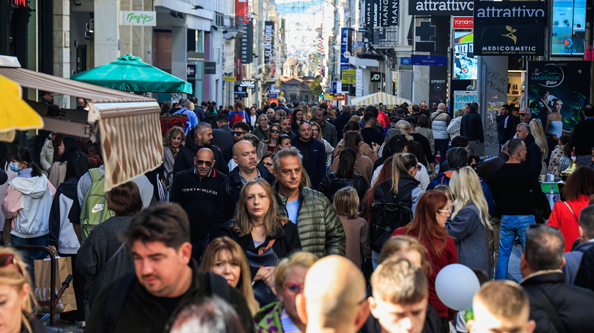 Κυριακή με ανοιχτά καταστήματα: «Βουλιάζει» η Ερμού, συνεχίζονται οι προσφορές της Black Friday - Δείτε εικόνες
