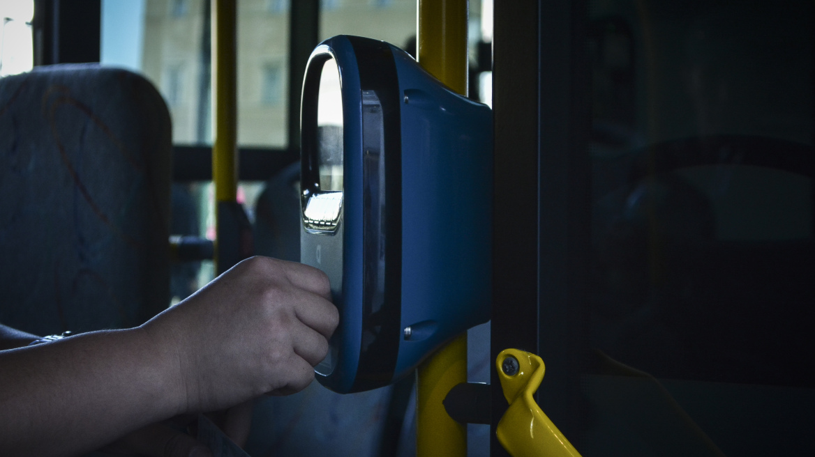 Μπαράζ ελέγχων εισιτηρίων σε λεωφορεία και Μετρό - Πάνω από 2 εκατ. οι ανέπαφες πληρωμές τον Σεπτέμβριο