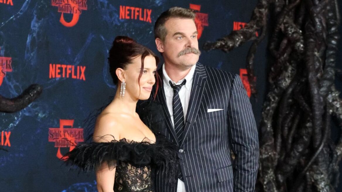 Η Μίλι Μπόμπι Μπράουν ξεκαθάρισε πως ποτέ δεν ένιωσε «ανασφάλεια» στα γυρίσματα με τον Ντέιβιντ Χάρμπορ: «Έχουμε μια υπέροχη σχέση»