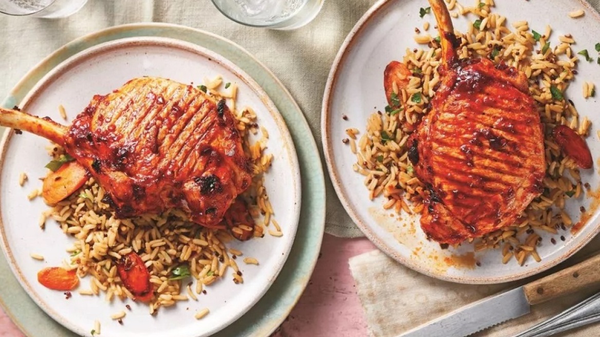 Η συνταγή της ημέρας: Πικάντικες χοιρινές μπριζόλες με ζεστή ρυζοσαλάτα. Το μενού της εβδομάδας (1/12-7/12)
