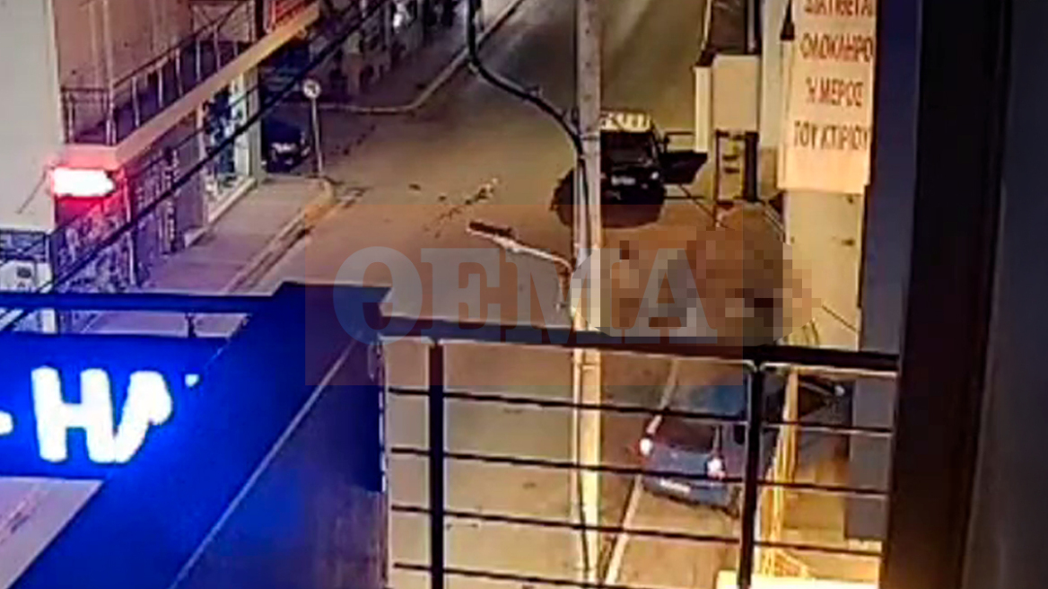 Βίντεο-σοκ: Η στιγμή που το αυτοκίνητο πέφτει πάνω στους πεζούς στη Λούτσα και σκοτώνει 24χρονο μπροστά στα μάτια της μάνας του