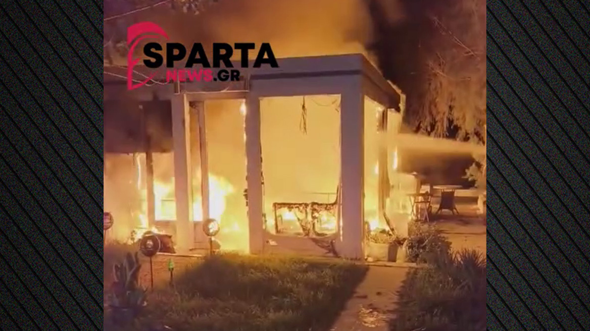 Έκρηξη φιάλης υγραερίου και φωτιά σε καφετέρια στη Νεάπολη - Δείτε βίντεο και φωτογραφίες