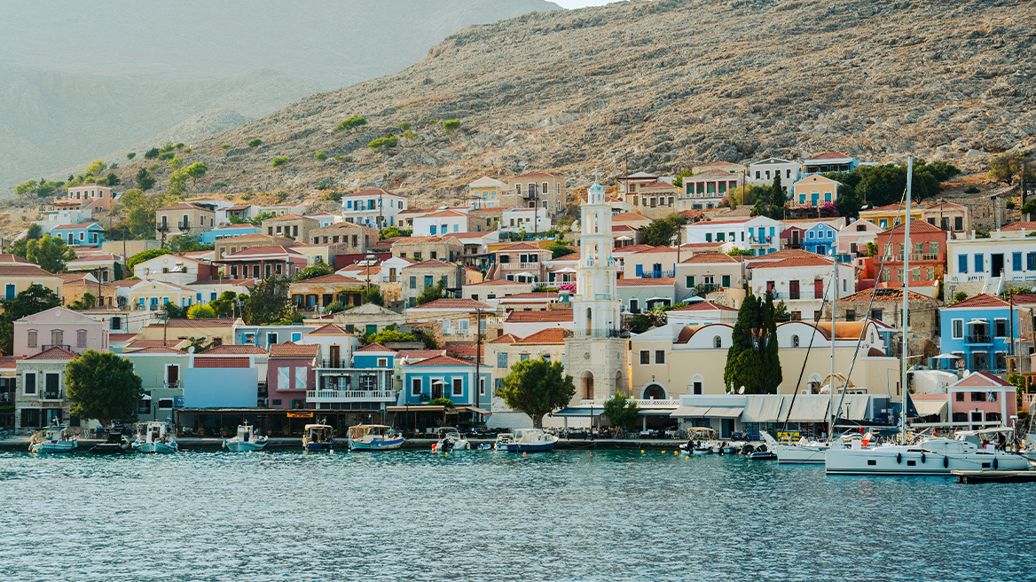 Αποκαταστάθηκε η ηλεκτροδότηση στη Χάλκη - Ήταν χωρίς ρεύμα επειδή πλωτός γερανός έκοψε τα καλώδια