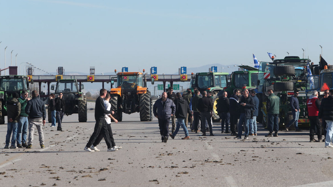 Οι αγρότες έκλεισαν την ΠΑΘΕ και στο ύψος των Μαλγάρων - Ένταση με οδηγούς, δείτε πού υπάρχουν μπλόκα