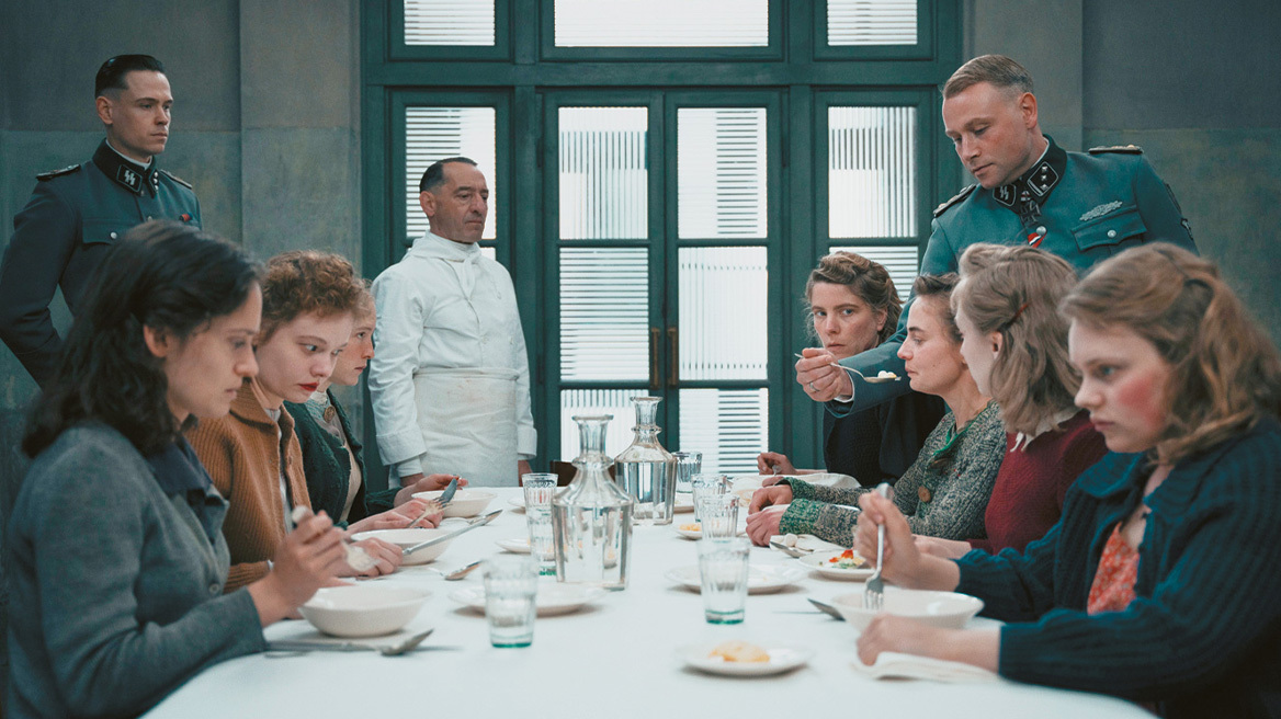 Οι δοκιμάστριες του Χίτλερ: 15 γυναίκες δοκίμαζαν το φαγητό του Φύρερ, για να μην τον δηλητηριάσουν - Η πραγματική ιστορία
